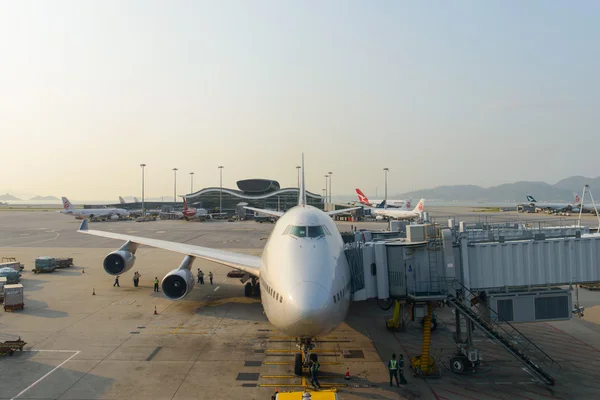 Dokkolt repülőtéren repülőgép — Stock Fotó