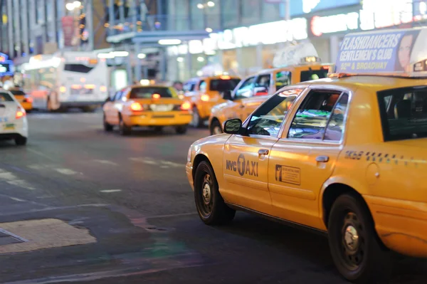 Gelbe Taxis in der Nähe des Platzes — Stockfoto