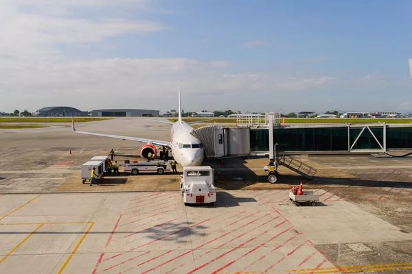 Docked jet Airasia airplane — Stock Photo, Image