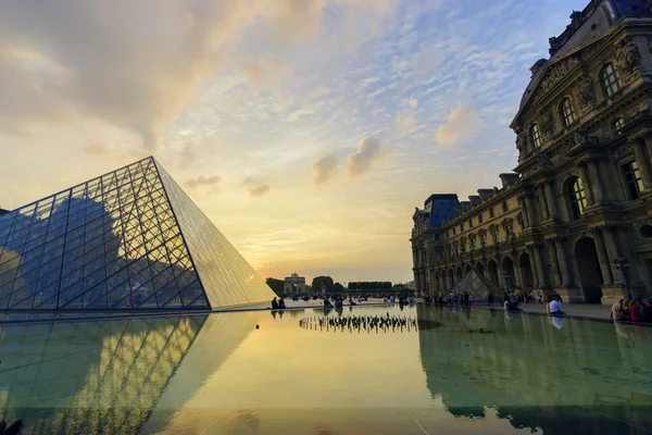 The Louvre Palace and the Pyramid — Stock Photo, Image