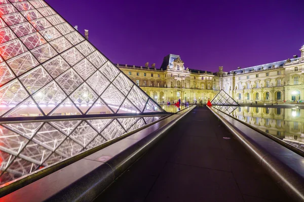 Louvre Sarayı ve piramit — Stok fotoğraf