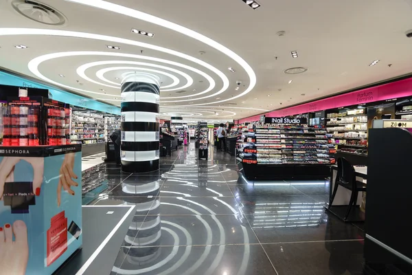 Moderne parfum shopping center in Parijs — Stockfoto