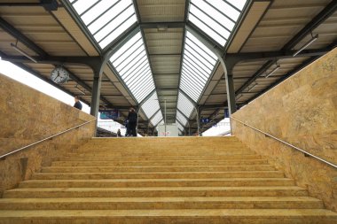 Şehir merkezinde tren istasyonu