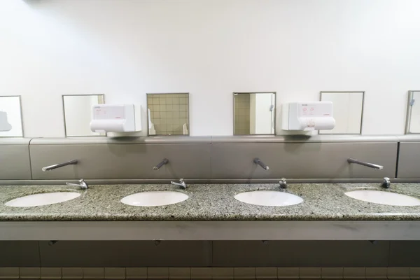 シャルル ・ ド ・ ゴール国際空港内部のトイレ — ストック写真