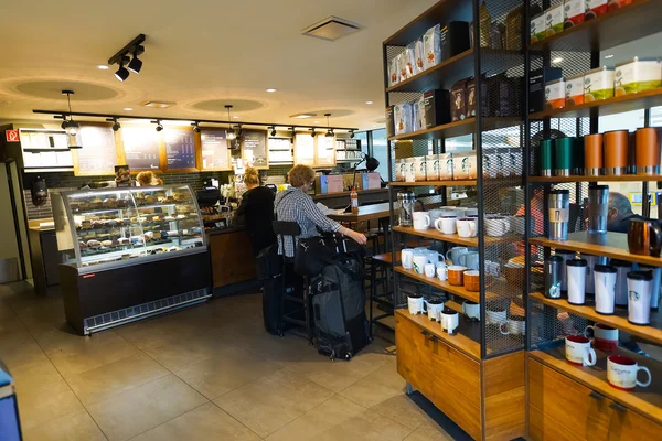 Интерьер кафе Starbucks — стоковое фото