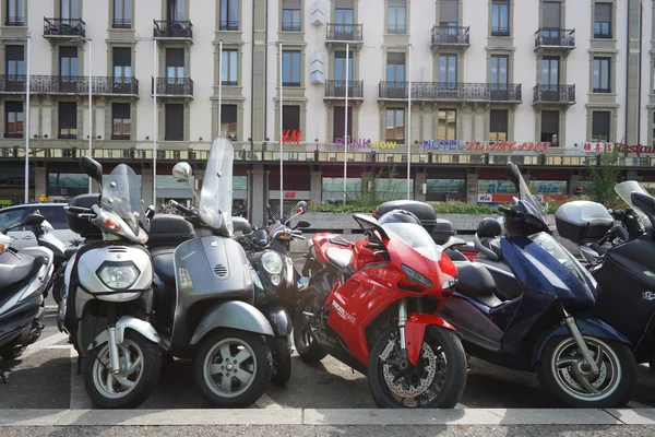 摩托车在日内瓦市中心停车 — 图库照片