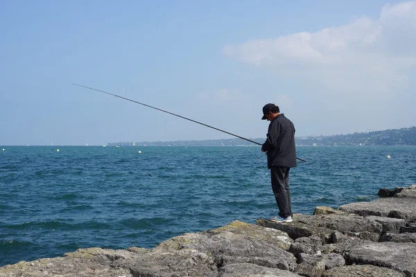 Mann angelt am Genfer See — Stockfoto