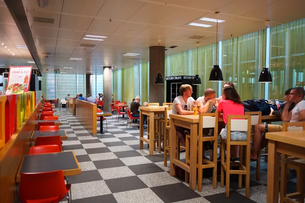 Mensen op de luchthaven café — Stockfoto