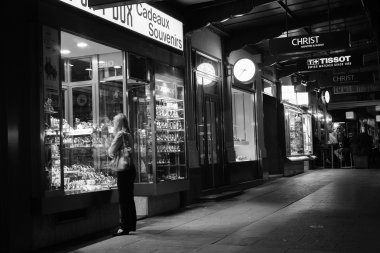 Gece şehir merkezinde Cenevre'de