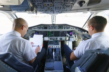 Pilotlar uçağın kokpit içinde