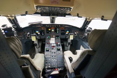 Pilotlar uçağın kokpit içinde