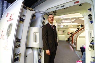 Emirates mürettebat üyesi yolcuları karşılamak