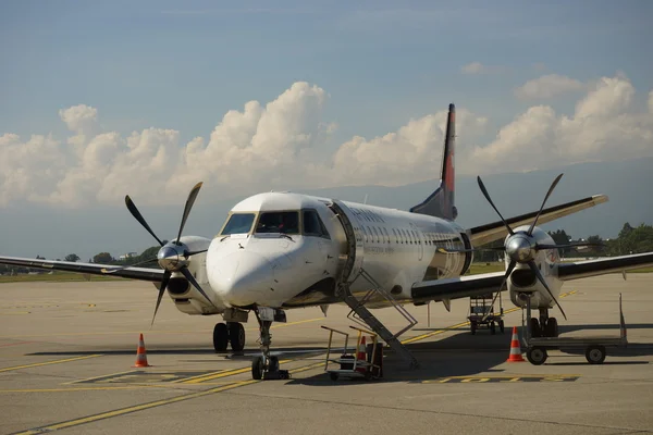 Twin-engined high-speed turboprop airliner — Stock Photo, Image