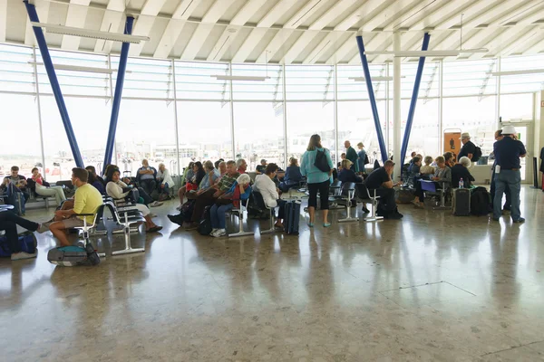 Interno dell'aeroporto con persone — Foto Stock