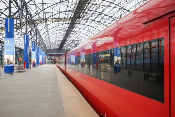 Aeroexpress trem vermelho em Sheremetyevo Aeroporto — Fotografia de Stock