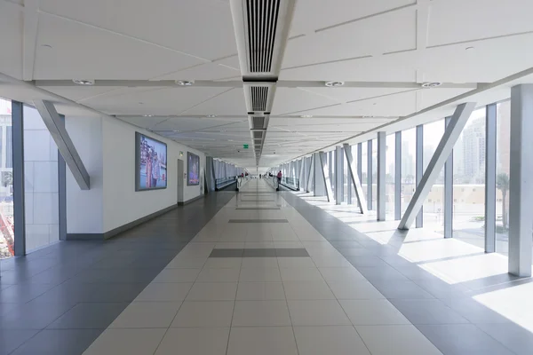 Long corridor au centre-ville de Dubaï — Photo