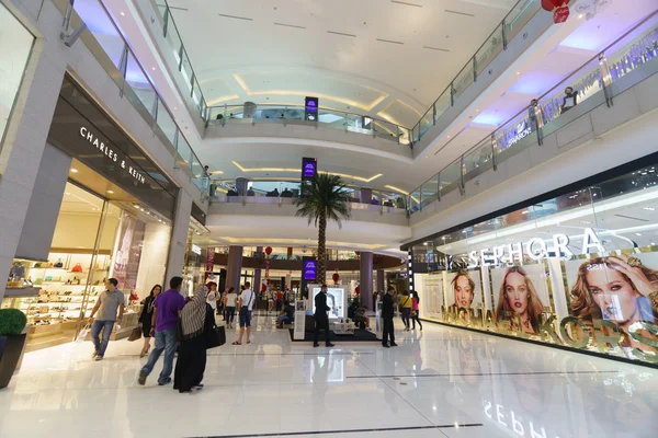 The Dubai Mall with people — Stock Photo, Image