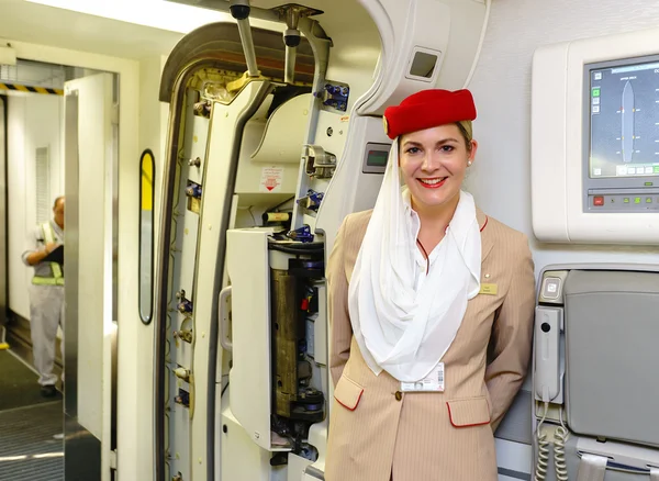 Un membre d'équipage Emirates rencontre des passagers — Photo