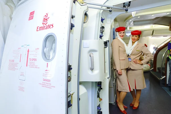 Miembros de la tripulación de Emirates reúnen pasajeros — Foto de Stock