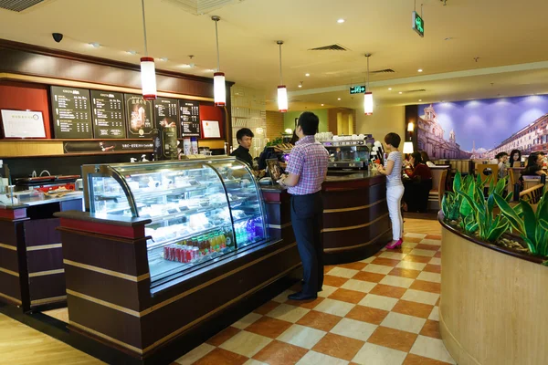 Hombre hacer un pedido en la cafetería — Foto de Stock