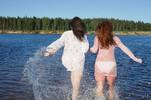 Девушки бегут к реке — стоковое фото