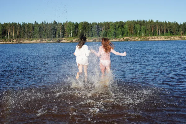 Girls run to the river — Stock Photo, Image