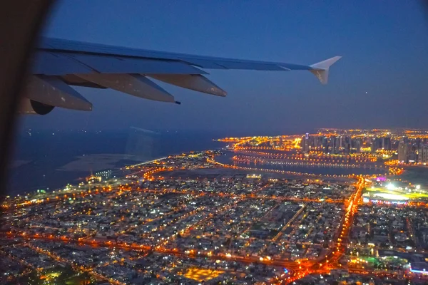 비행기 창에서 두바이 공중 보기 — 스톡 사진