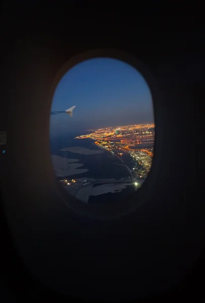 Luchtfoto van het Dubai vanuit het vliegtuig venster — Stockfoto