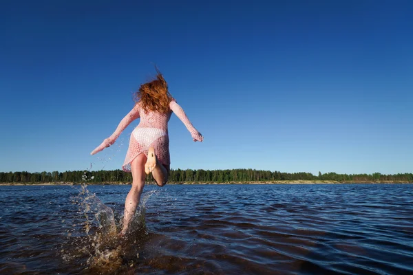 Menina correr para o rio — Fotografia de Stock