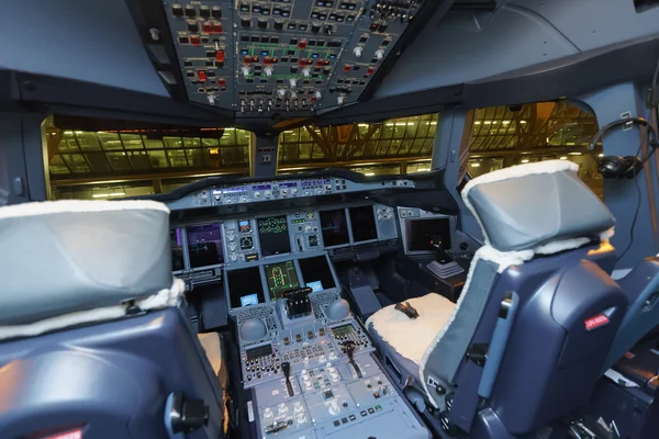 Emírségek Airbus A380 repülőgép cockpit belső — Stock Fotó