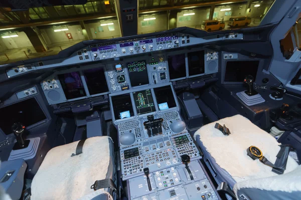 Emirates Airbus A380 aircraft cockpit interior — Stock Photo, Image