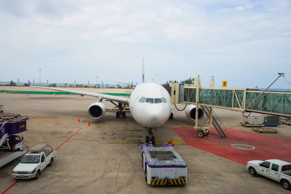Pesawat jet berlabuh di bandara — Stok Foto