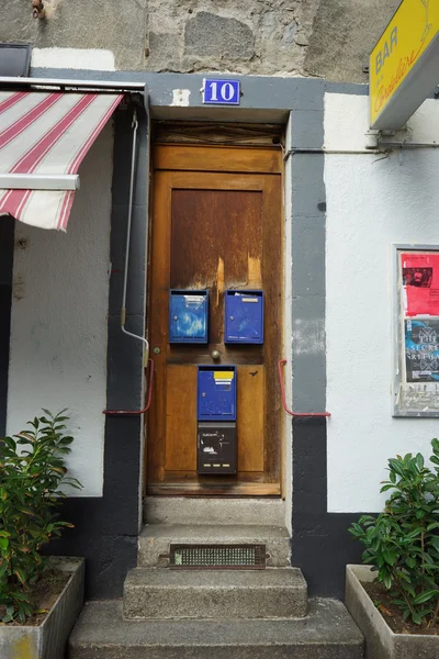 Poštovní schránka na dveře v budově v Ženevě — Stock fotografie