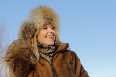 Genç, gülümseyen kadın