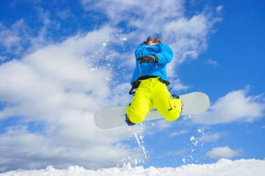 snowboard üzerinde genç adam