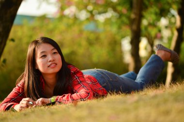 parkta genç Çinli kadın