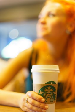 Starbucks kafede genç kadın