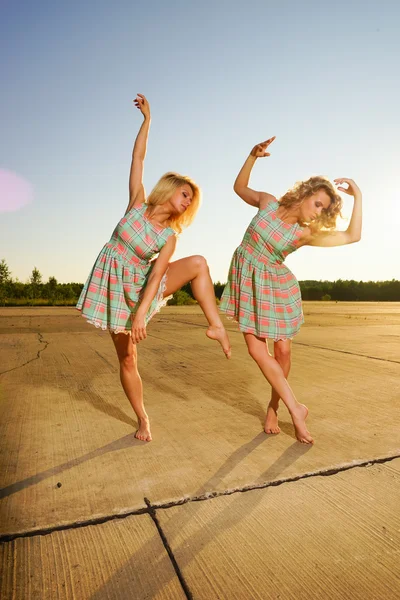 Unga dansande kvinnor — Stockfoto