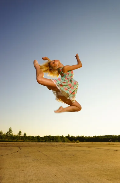 Mladá žena skákání — Stock fotografie