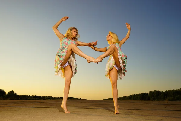 Giovani donne danzanti — Foto Stock