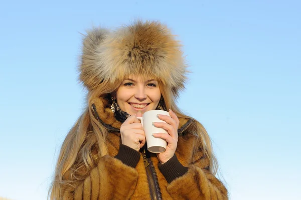 Jonge vrouw met koffiekop — Stockfoto