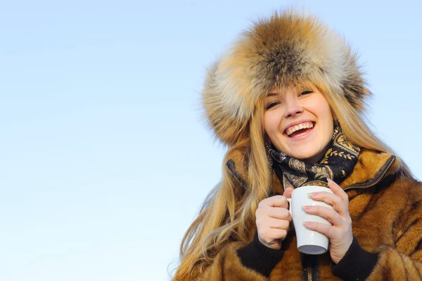 Jonge vrouw met koffiekop — Stockfoto