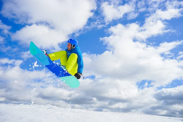 Junger Mann auf dem Snowboard — Stockfoto