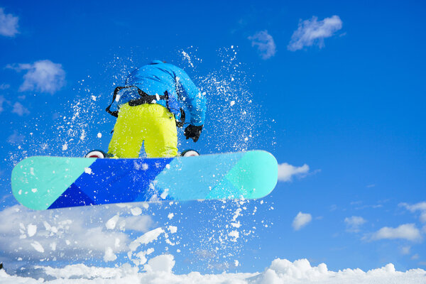 Молодой человек на сноуборде
