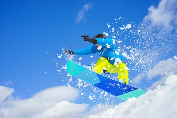 Jonge man op de snowboard — Stockfoto
