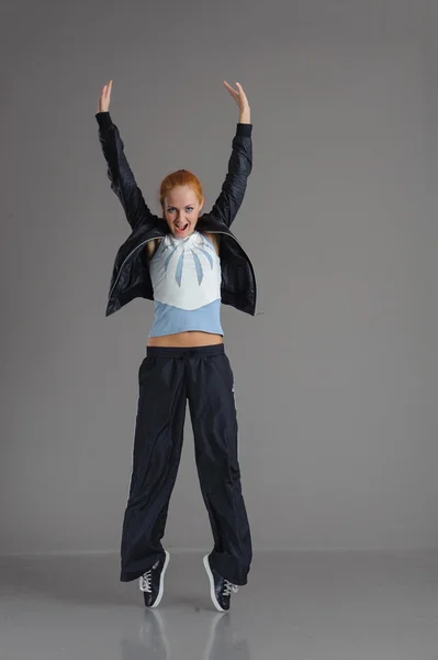 Jonge dansende vrouw — Stockfoto