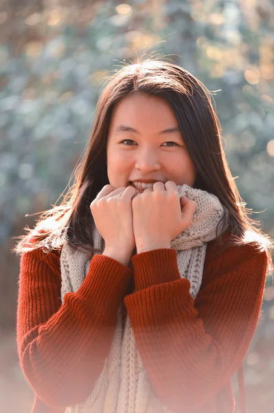 Ganska ung asiatisk kvinna — Stockfoto