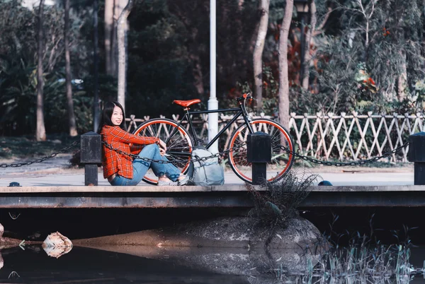 公園で若い中国の女性 — ストック写真