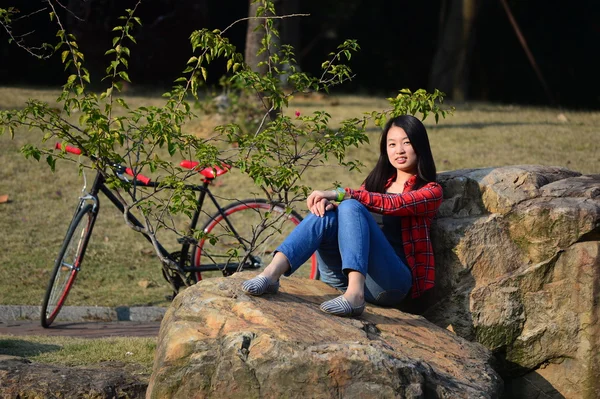 Mujer china sentada en la piedra — Foto de Stock