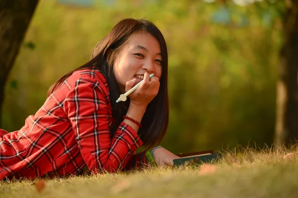 Junge Chinesin im Park — Stockfoto